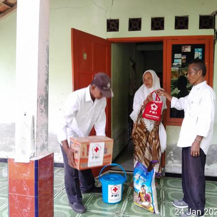 Pemerintah Desa Ganggeng Serahkan Bantuan PMI kepada Korban Bencana Pohon Tumbang
